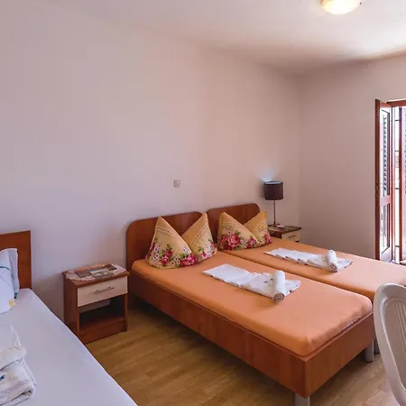 2 Bedroom Stunning In *
