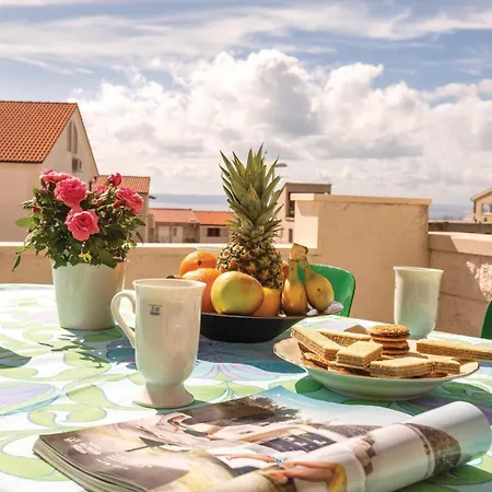 2 Bedroom Stunning In Apartamento Makarska