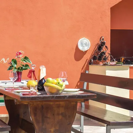 Appartement Two-bedroom With Sea View 02