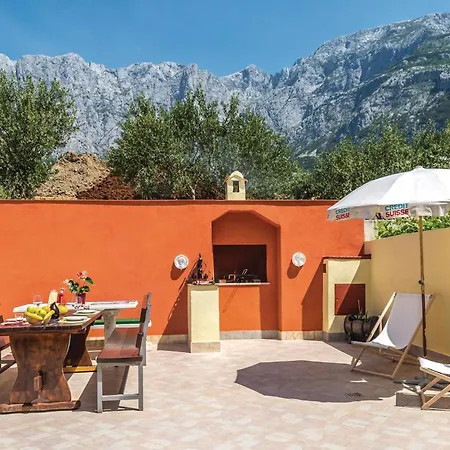 Appartement Two-bedroom With Sea View 02 *