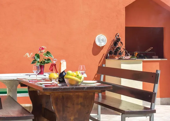 Appartement Two-bedroom With Sea View 02